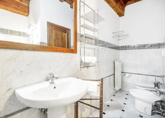 Guesthost - San Lorenzo Wooden Loft Апартаменты Флоренция